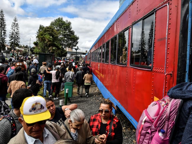Tren turístico &quot;Turistren de la Sabana&quot; en la estación de Usaquén en Bogotá durante alrededor de la capital colombiana.