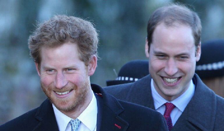 Príncipe William y adelante suyo, su hermano, el príncipe Harry