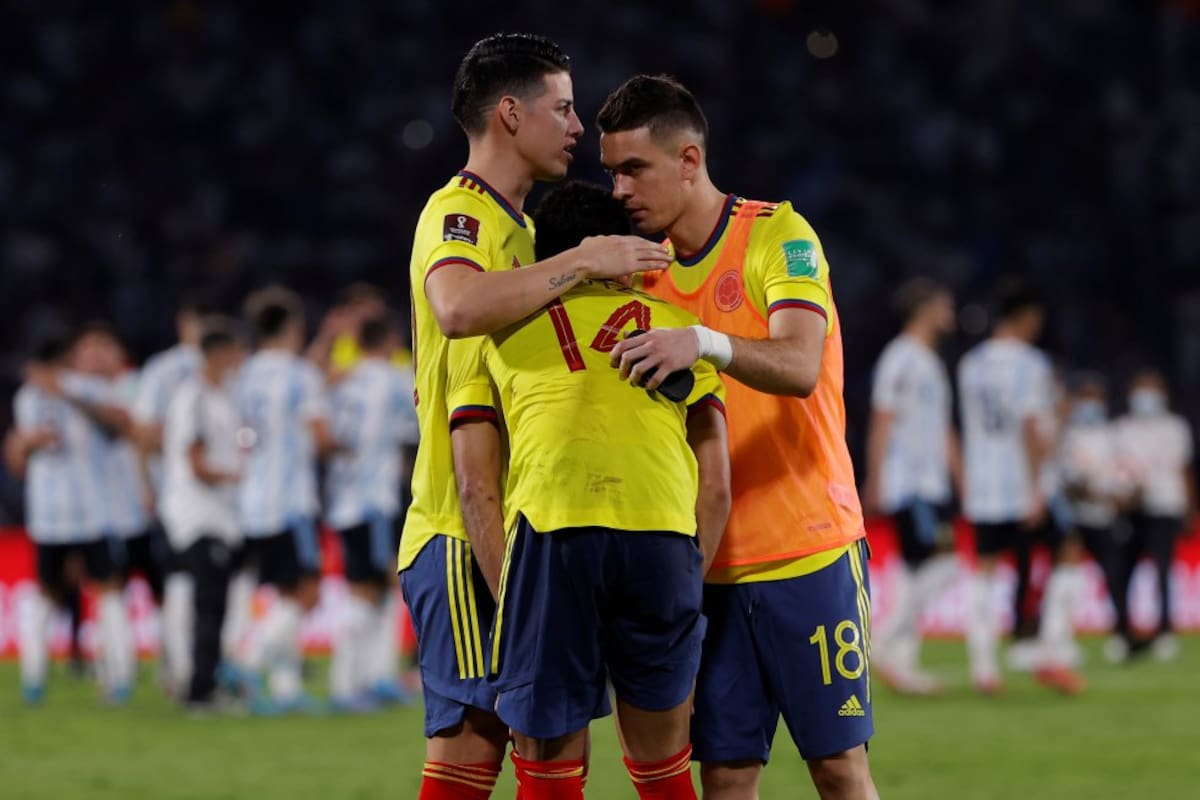 James Rodríguez y Rafael Santos Borré consuelan a Luis Díaz al final del partido.