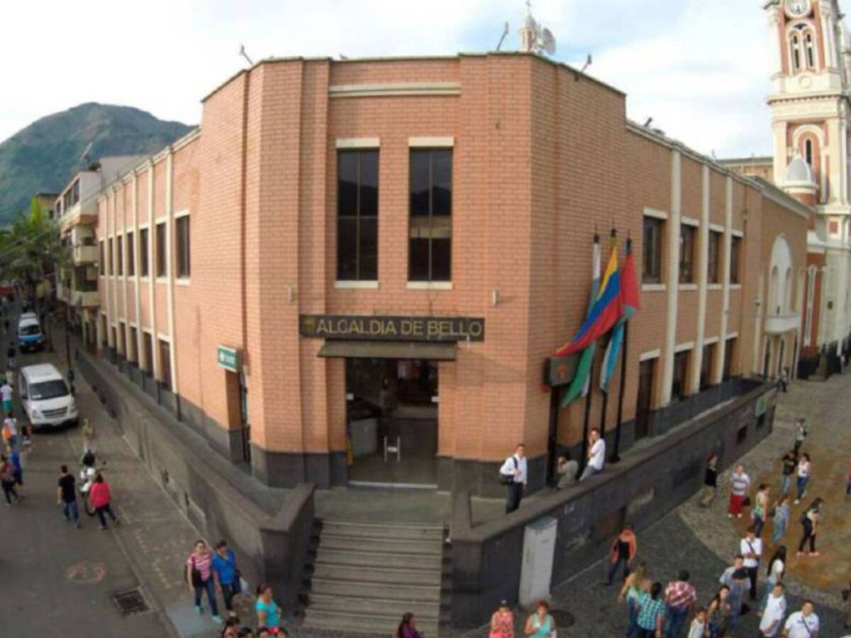 Una persecución permitió encontrar tres cadáveres en un carro en Bello