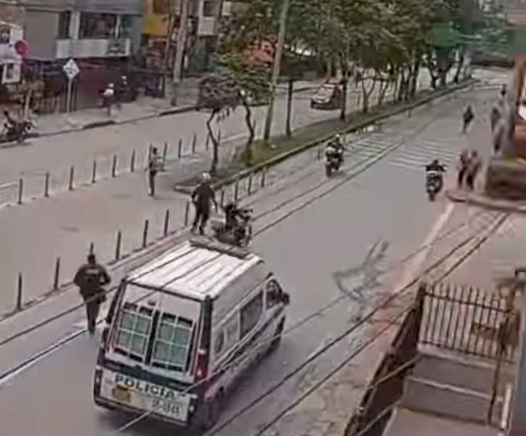 Hinchas al parecer del Cúcuta Deportivo protagonizan disturbios en y  fueron expulsados tras enfrentamientos con la policía.