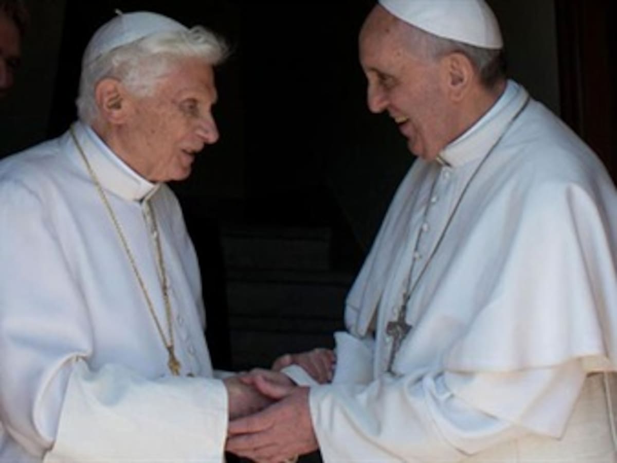 Renuncia Benedicto XVI y llega un papa renovador