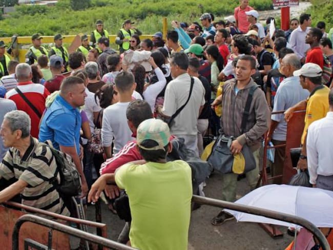 [Fotos] Bajo el sol se encuentran venezolanos por cierre de frontera