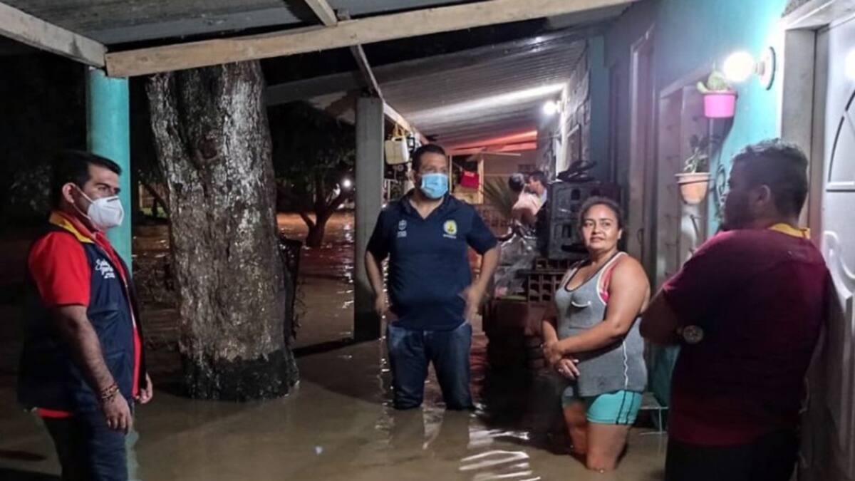 Se desborda el río Guachaca y deja a varias familias afectadas