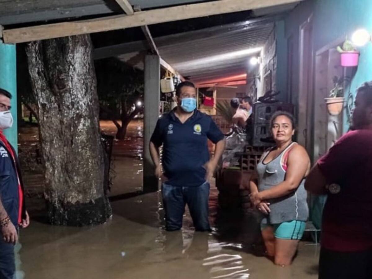 Se desborda el río Guachaca y deja a varias familias afectadas