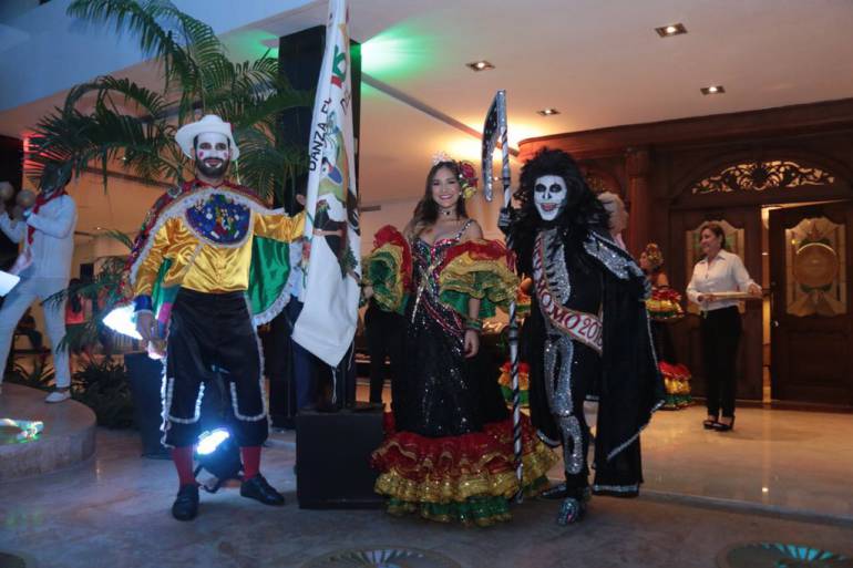 La Reina del Carnaval de Barranquilla, Valeria Abuchaibe Rosales junto con el Rey Momo, Ricardo Sierra.
