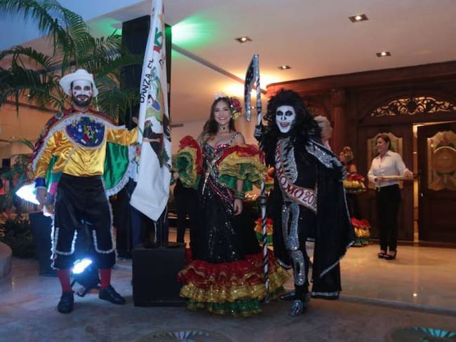 La Reina del Carnaval de Barranquilla, Valeria Abuchaibe Rosales junto con el Rey Momo, Ricardo Sierra.