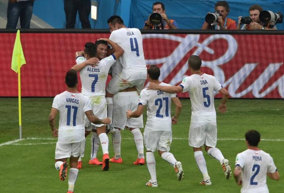 El actual campeón se despidió prematuramente de Brasil tras caer 2-0 ante Chile con goles Vargas y Aranguiz.