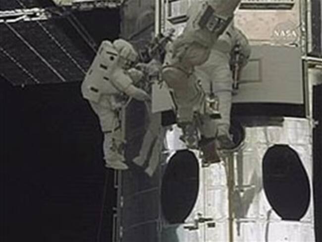 Astronautas programan quinta caminata en Hubble tras problemas en la cuarta