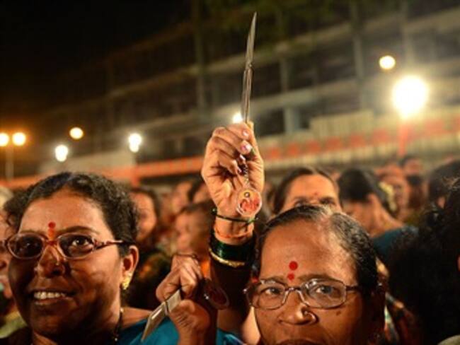 Partido Radical en India reparte cuchillos a las mujeres para defenderse de violadores