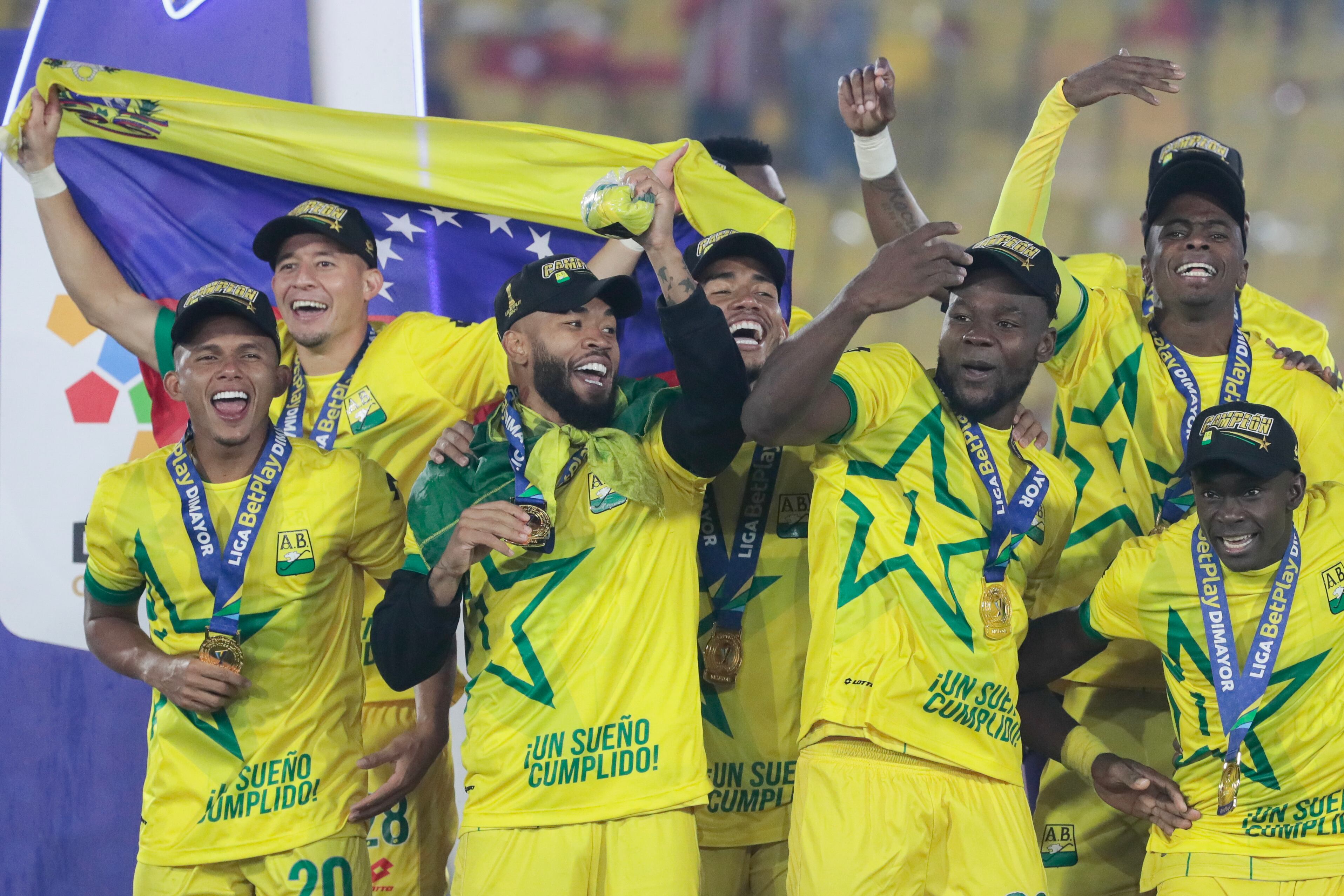 Jugadores del Atlético Bucaramanga celebran su triunfo este sábado, en un partido de la final de la Primera División colombiana entre Santa Fe en el estadio Nemesio Camacho El Campín en Bogotá (Colombia). EFE/ Carlos Ortega