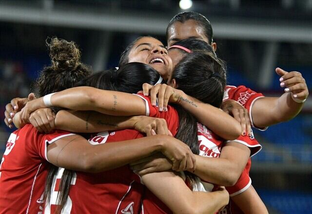 Las jugadoras del América festejan el gol de Catalina Usme / Colprensa.