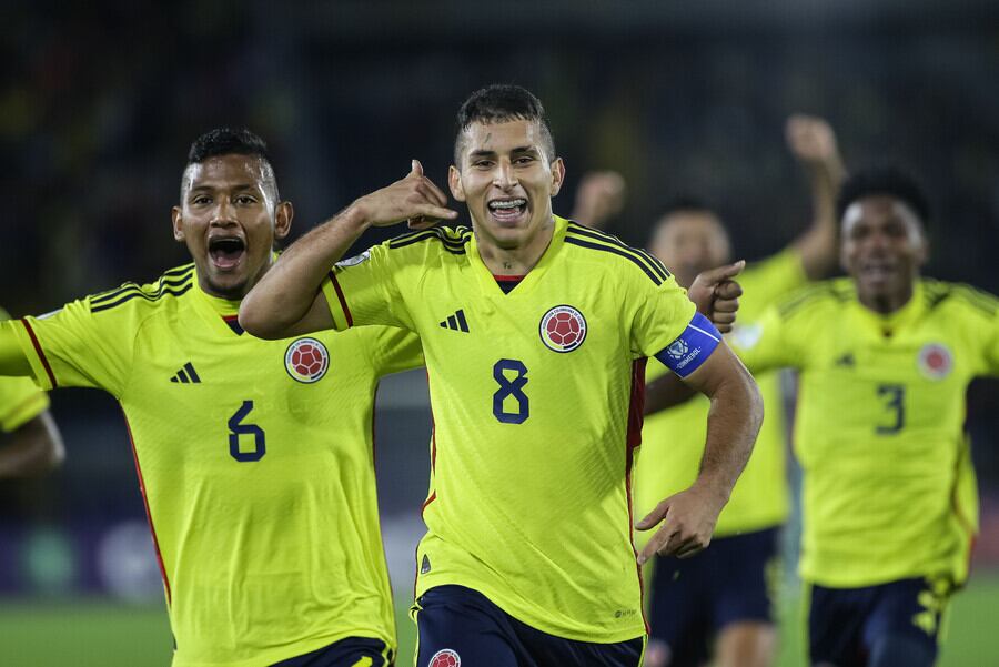 Gustavo Puerta y John Vélez festejan un gol ante Paraguay en el Sudamericano Sub-20 / Foto: Colprensa