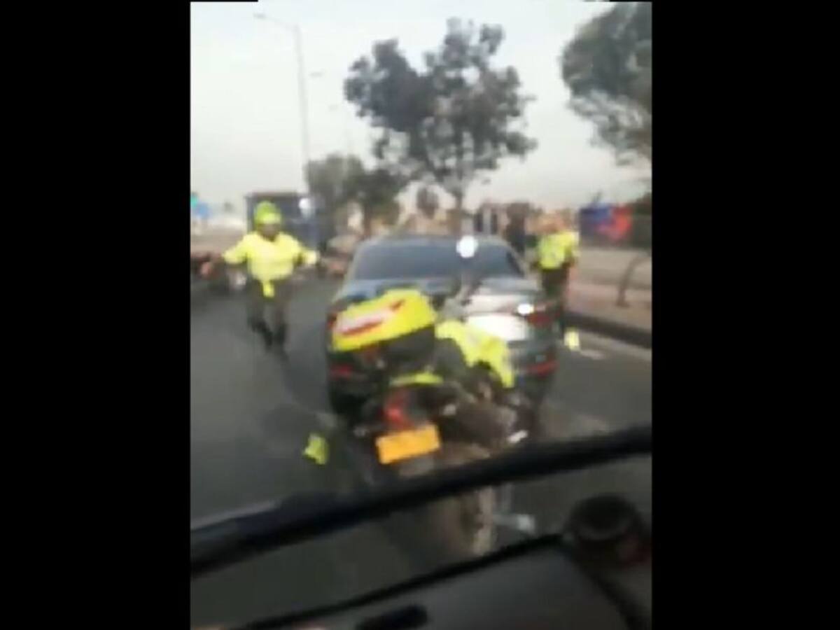 No quiso parar en retén y se llevó por delante moto de la Policía