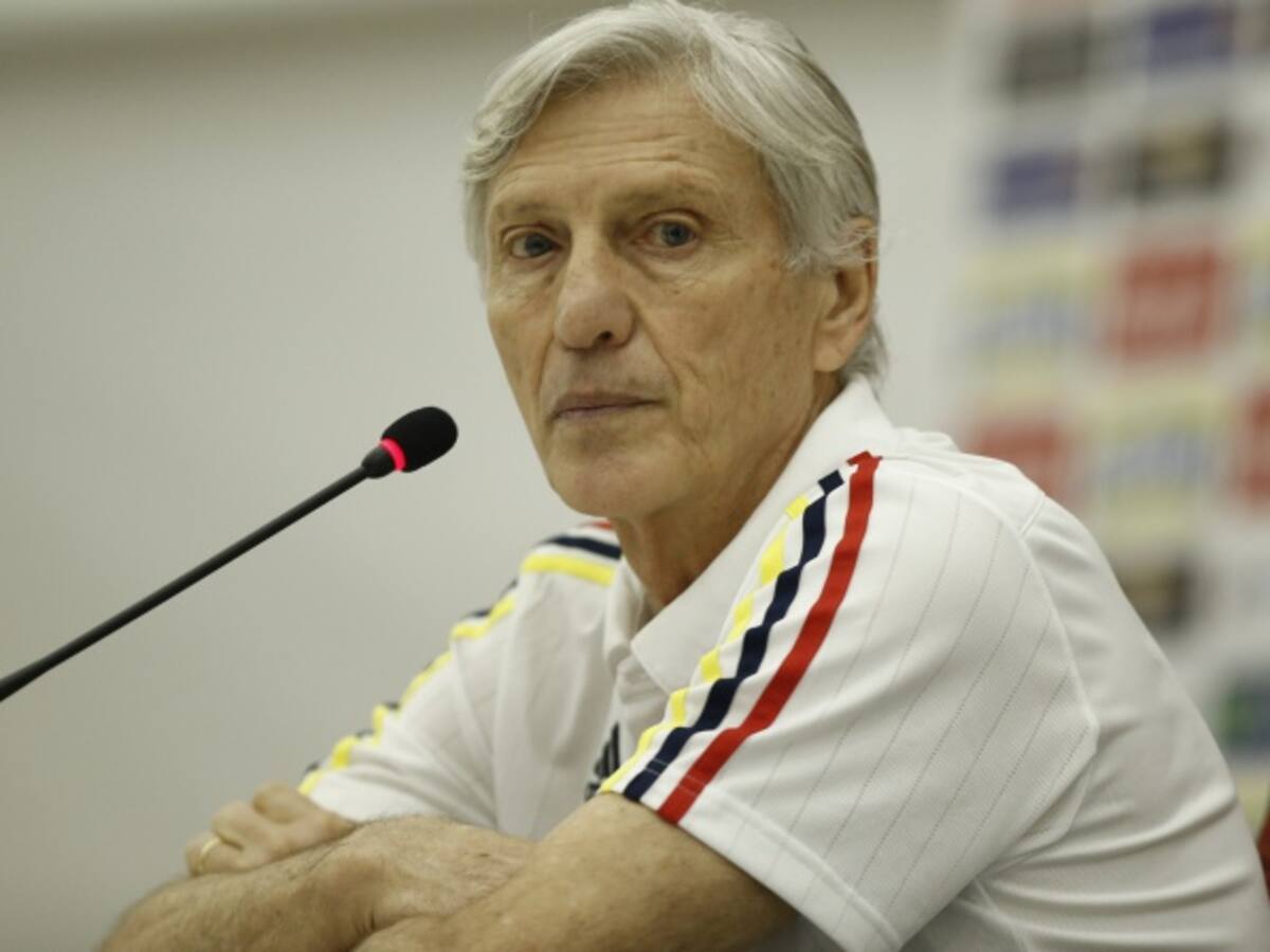 Pékerman atiende a la prensa previo al juego en Asunción ante Paraguay