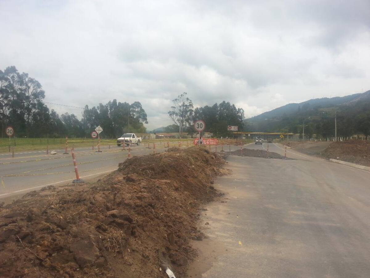 Imágenes tomadas por Caracol Radio o cortesía de la Gobernación de Boyacá que muestran las "trabas" en la movilidad por la demora en las obras, que generan calzadas sencillas en varios tramos de la carretera.