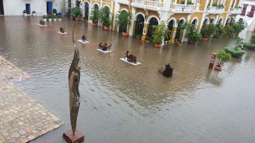 En Cartagena los niveles del agua incrementaron, generando afectaciones en algunos inmuebles de los barrios Bocagrande, El Laguito y Castillogrande. Foto: Bomberos Cartagena