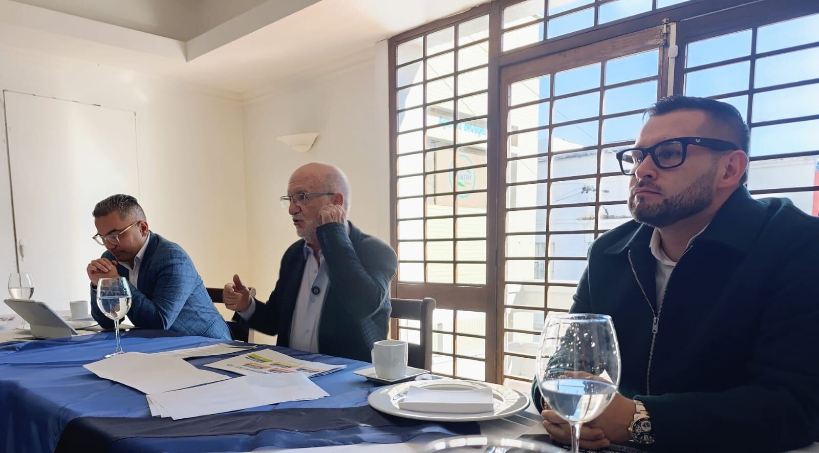 Jhon Alexander Alzate, secretario de Hacienda de Caldas (izquierda), Henry Gutiérrez, gobernador de Caldas (centro) y Luis Herney Vargas, secretario de Educación de Caldas (derecha) explicando el trabajo de saldar el pasivo pensional.