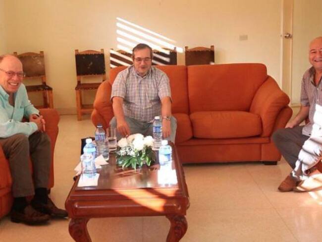 Termina reunión entre Enrique Santos y Timochenko