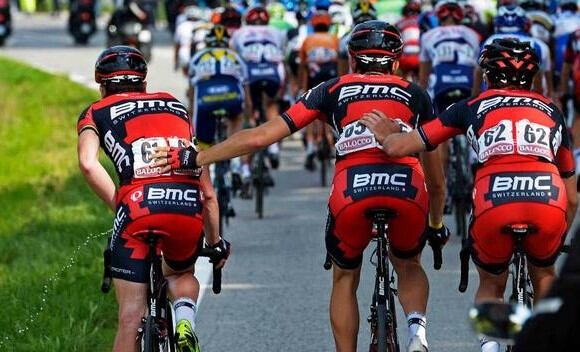 Cadel Evans haciendo sus necesidades en plena carrera / BMC