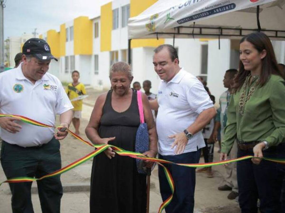 Alcalde de Cartagena entregó viviendas gratis a desplazados por la violencia