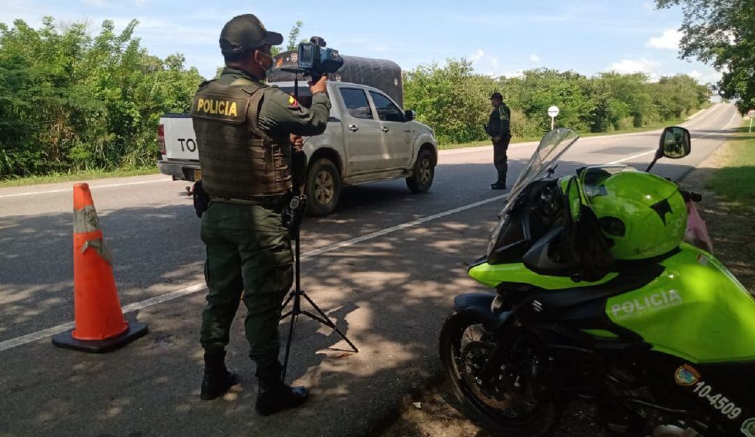 La policía invitó a respetar las señales de tránsito y no exceder los límites de velocidad para evitar accidentes viales.