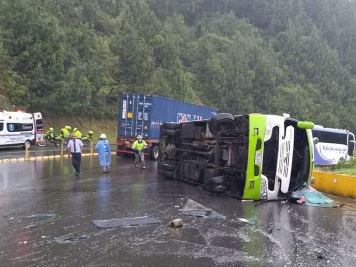 12 pasajeros heridos en accidente de bus en la vía La Línea