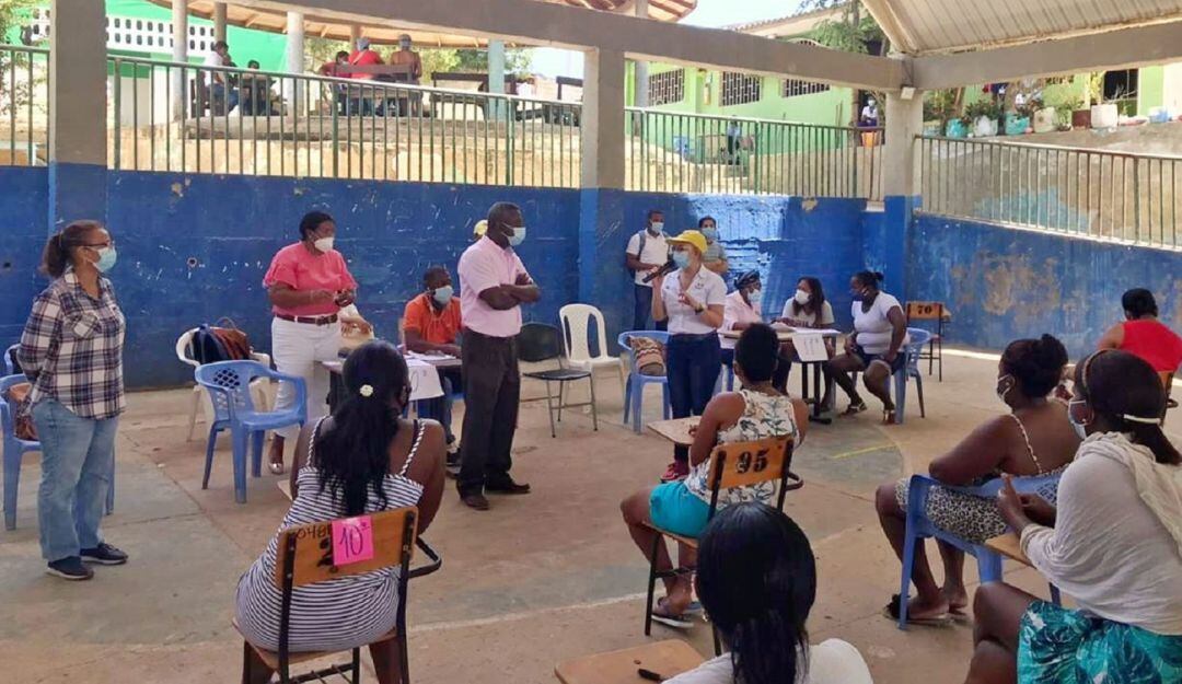 La secretaria de Educación visitó las instituciones educativas en Tierrabomba, Caño del Oro y Bocachica para acompañar el proceso