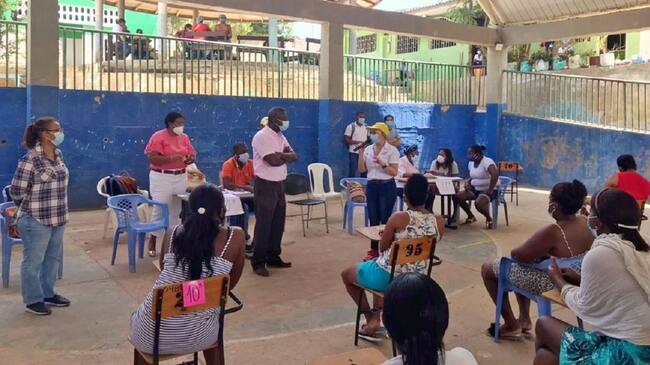 La secretaria de Educación visitó las instituciones educativas en Tierrabomba, Caño del Oro y Bocachica para acompañar el proceso