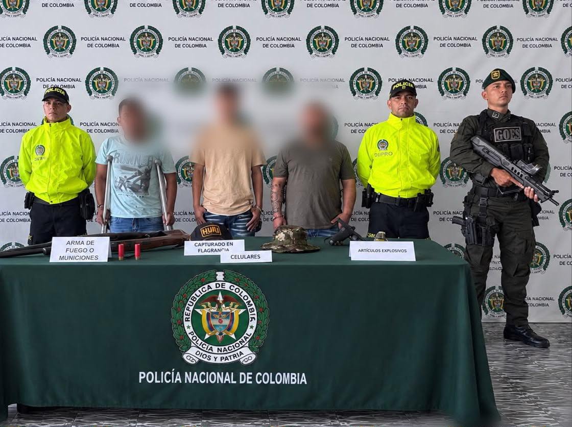 En total fueron capturados tres guerrilleros, uno de ellos, es un presunto cabecilla de la comisión Ismael Ruiz con injerencia en el Huila, enviado al Valle hace seis meses para comandar una cuadrilla de diez guerrilleros
