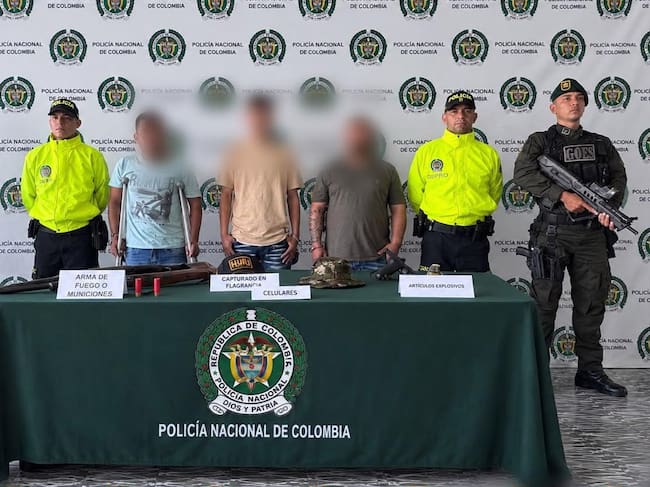 En total fueron capturados tres guerrilleros, uno de ellos, es un presunto cabecilla de la comisión Ismael Ruiz con injerencia en el Huila, enviado al Valle hace seis meses para comandar una cuadrilla de diez guerrilleros