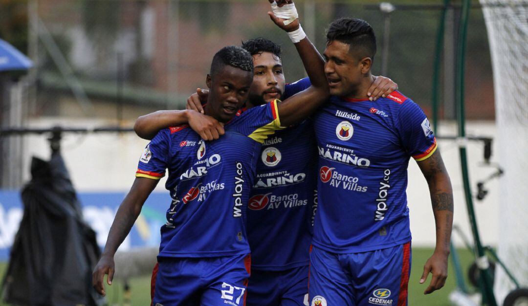 Los jugadores del Pasto celebran el gol de la victoria ante Envigado.
