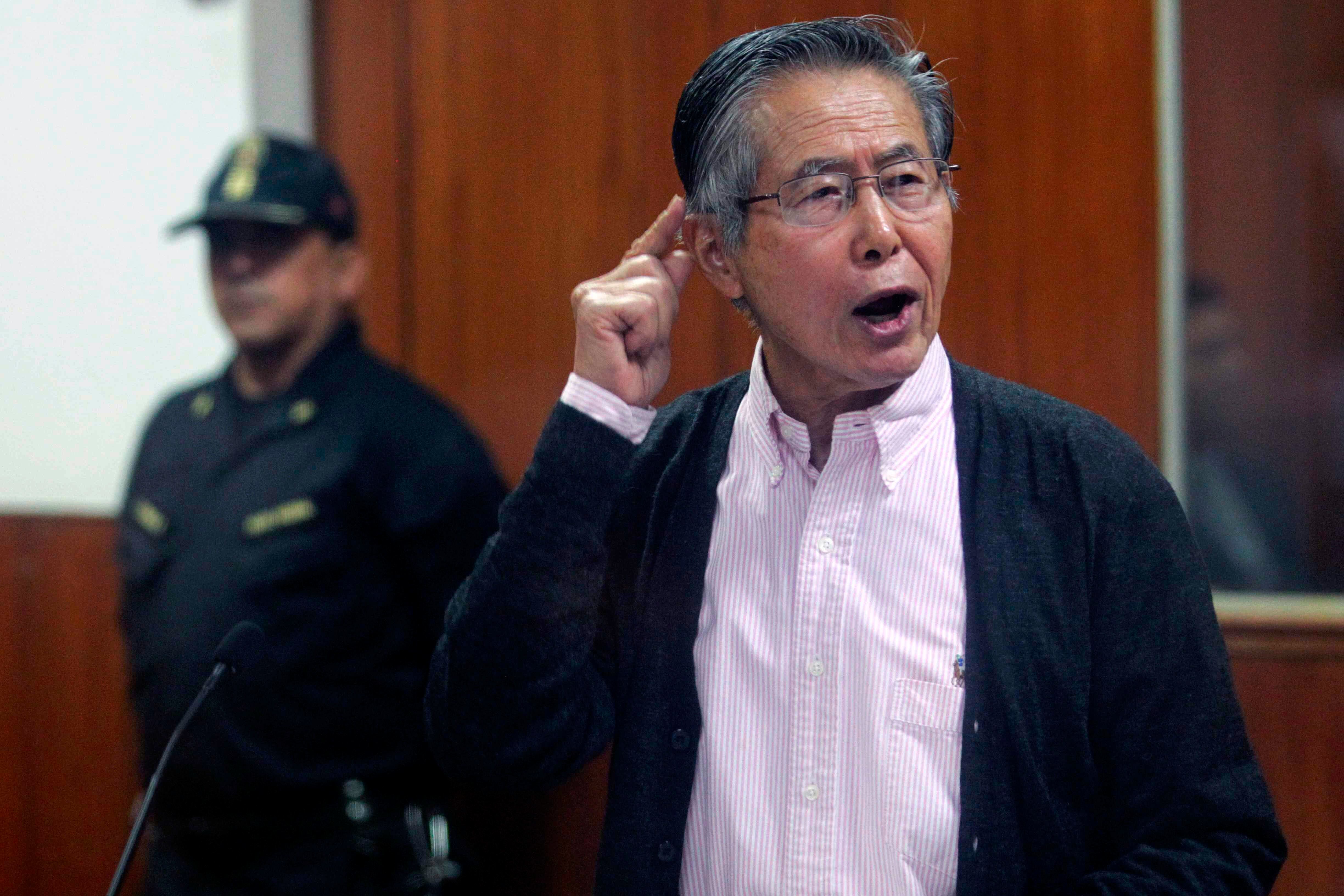 GRA270. LIMA (PERÚ), 05/12/2023.- Fotografía de archivo fechada el 15 de mayo del 2016 que muestra al expresidente peruano Alberto Fujimori durante una audiencia en Lima (Perú). El Tribunal Constitucional de Perú ordenó este martes poner en libertad a Alberto Fujimori. EFE/ Ernesto Arias