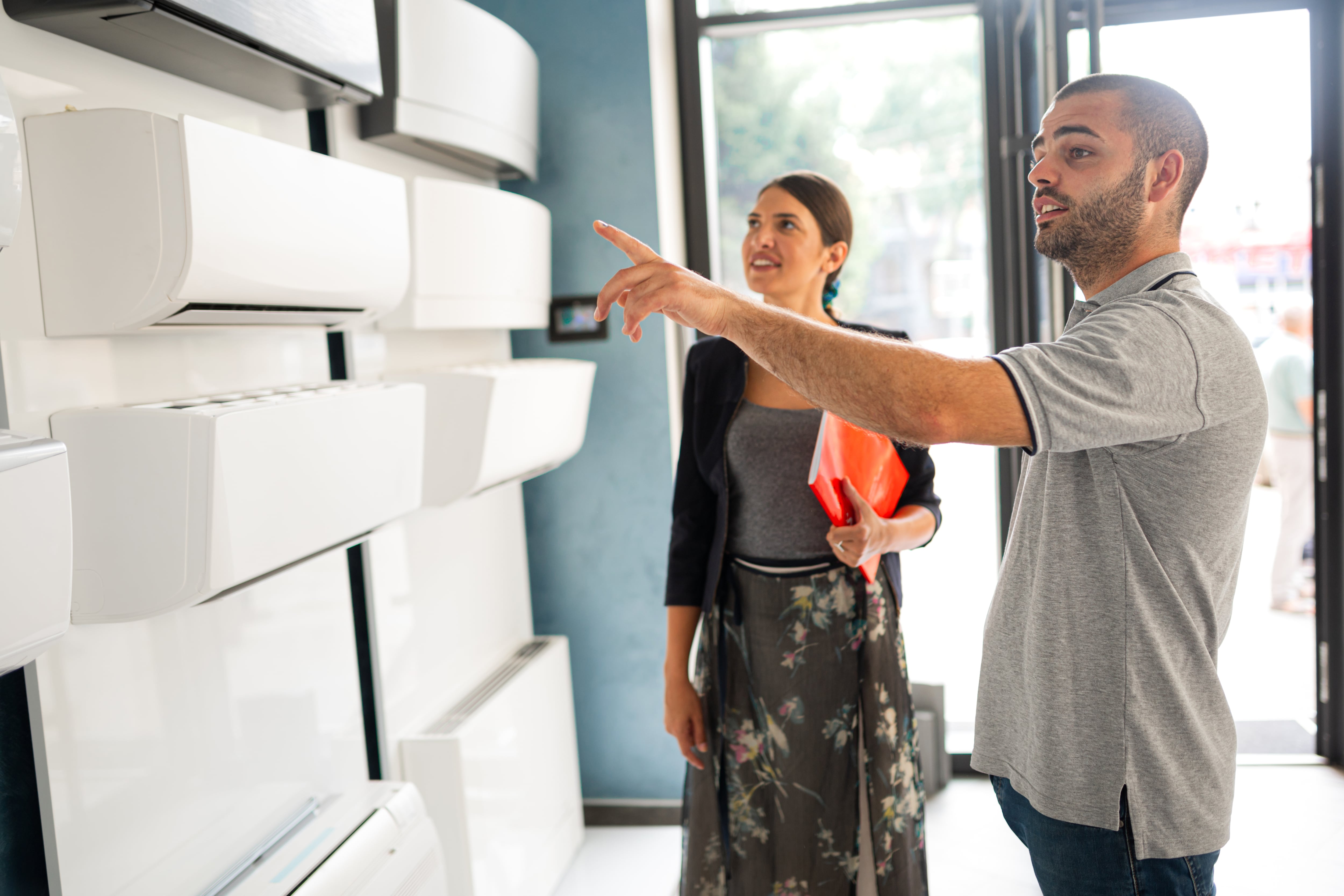 Personas comprando un aire acondicionado (Foto vía Getty Images)