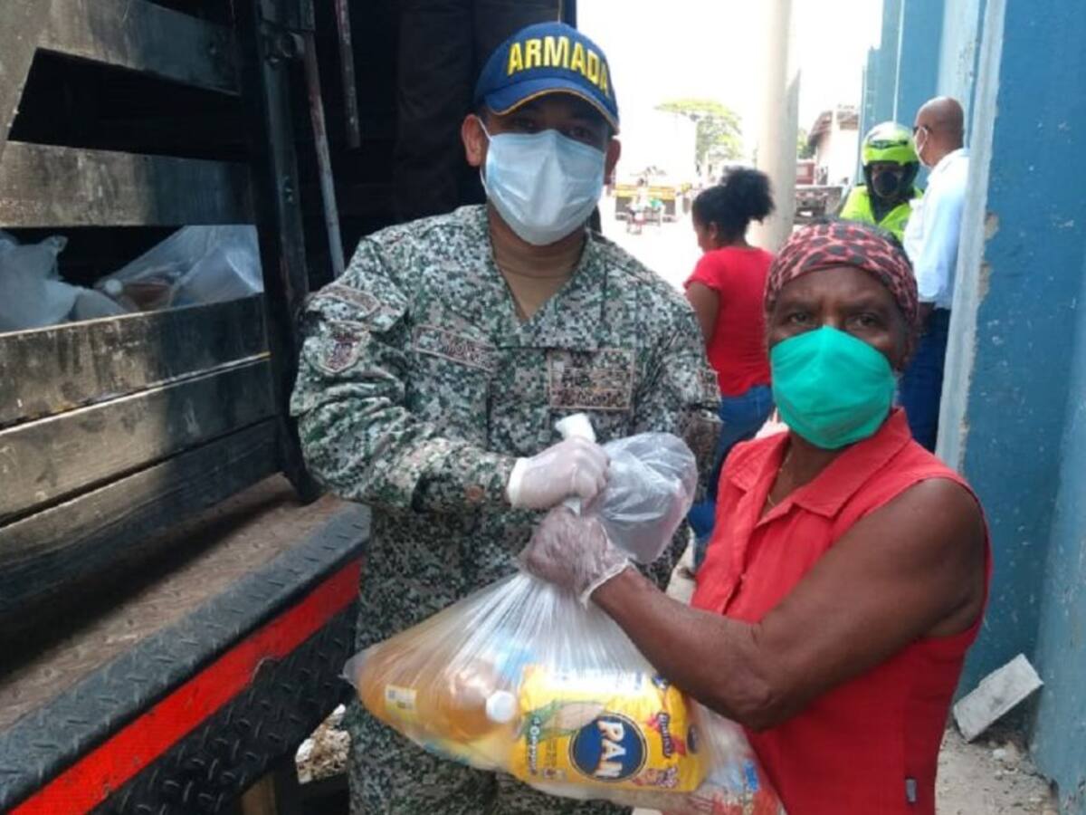 Escuela Naval sigue labor social entregando mercados en Cartagena