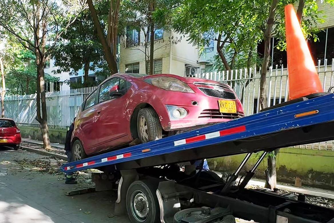 En Ciudad Jardín, operativo de control contra el mal parqueo y vehículos abandonados