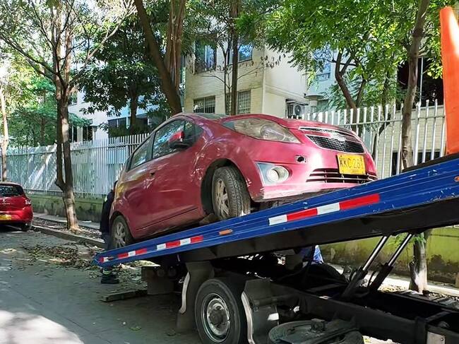 En Ciudad Jardín, operativo de control contra el mal parqueo y vehículos abandonados