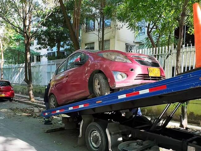En Ciudad Jardín, operativo de control contra el mal parqueo y vehículos abandonados