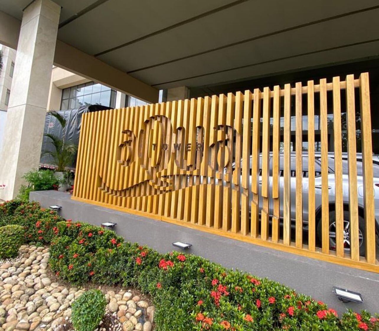 Mujer se lanzó desde un piso 14 en Cabecera del Llano