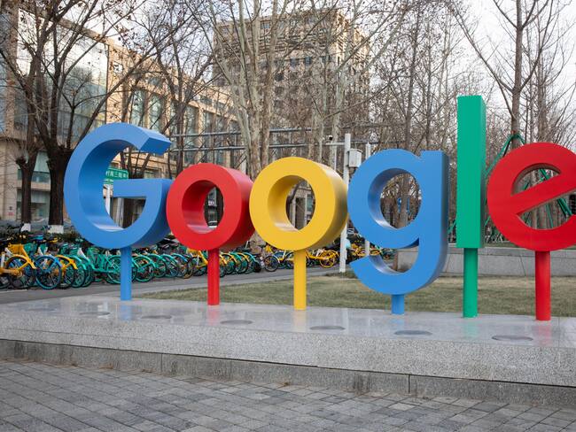 Beijing (China), 04/02/2025.- A signage for Google is diplayed near their office in Beijing, China, 04 February 2025. After the US imposed a 10 percent tariff on Chinese goods 01 February, China announced 04 February it will investigate Google, a US tech company, for alleged violation of China'Äôs Anti-Monopoly Law. China also announced an additional 15 percent tariff on U.S. goods such as coal and liquified natural gas; and a 10 percent tariff on crude oil, agricultural machinery, large-displacement cars and pickup trucks, which will start 10 February. EFE/EPA/JESSICA LEE