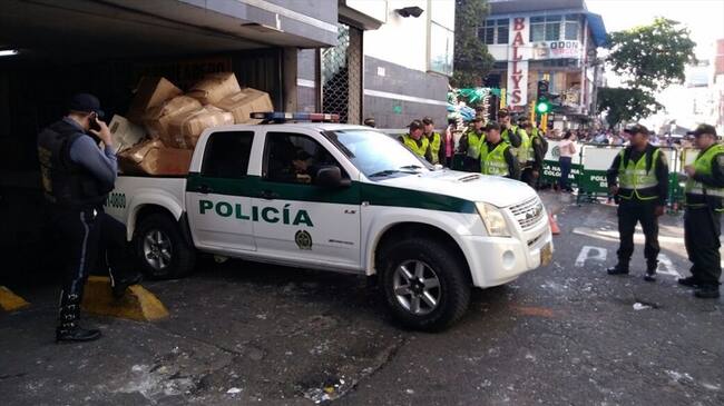 Cuando las autoridades intentaron ingresar al centro comercial, los comerciantes que se encontraban en los locales arrojaron objetos contundentes. Foto: Alejandra Rodríguez (W Radio)