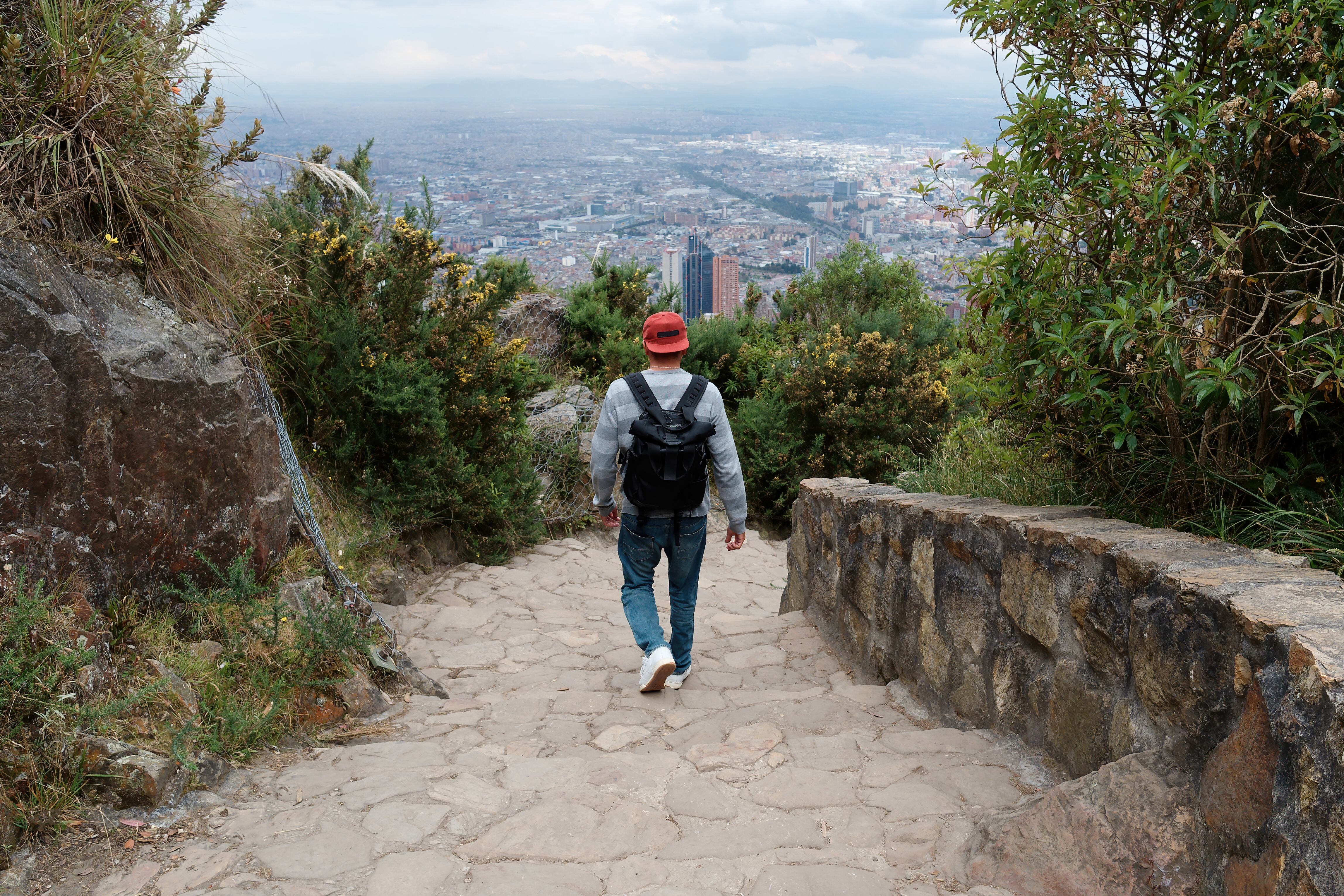 Un turista baja las escaleras del Monte Monserrate. Colombia.