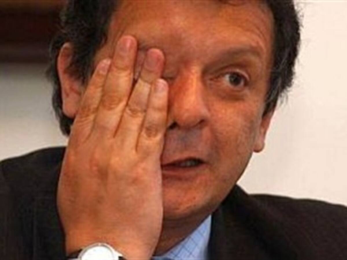 Imputan cargos contra el director de la UIAF por escándalo de las “Chuzadas”