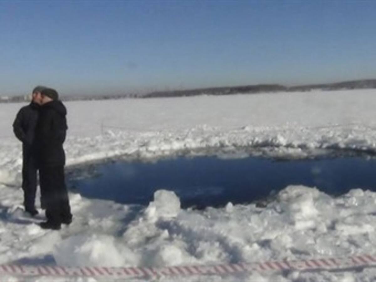 Buzos exploran lago ruso tras estallido de meteorito que dejó 1.200 heridos