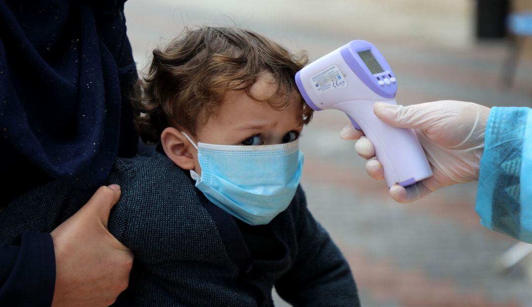Un menor de edad en una prueba de temperatura en Gaza