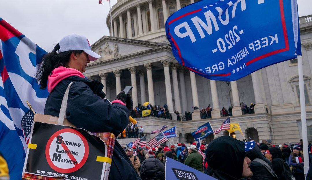 Partidarios de Donald Trump en la plaza del Capitolio de los Estados Unidos el 6 de enero de 2021 en Washington, DC.