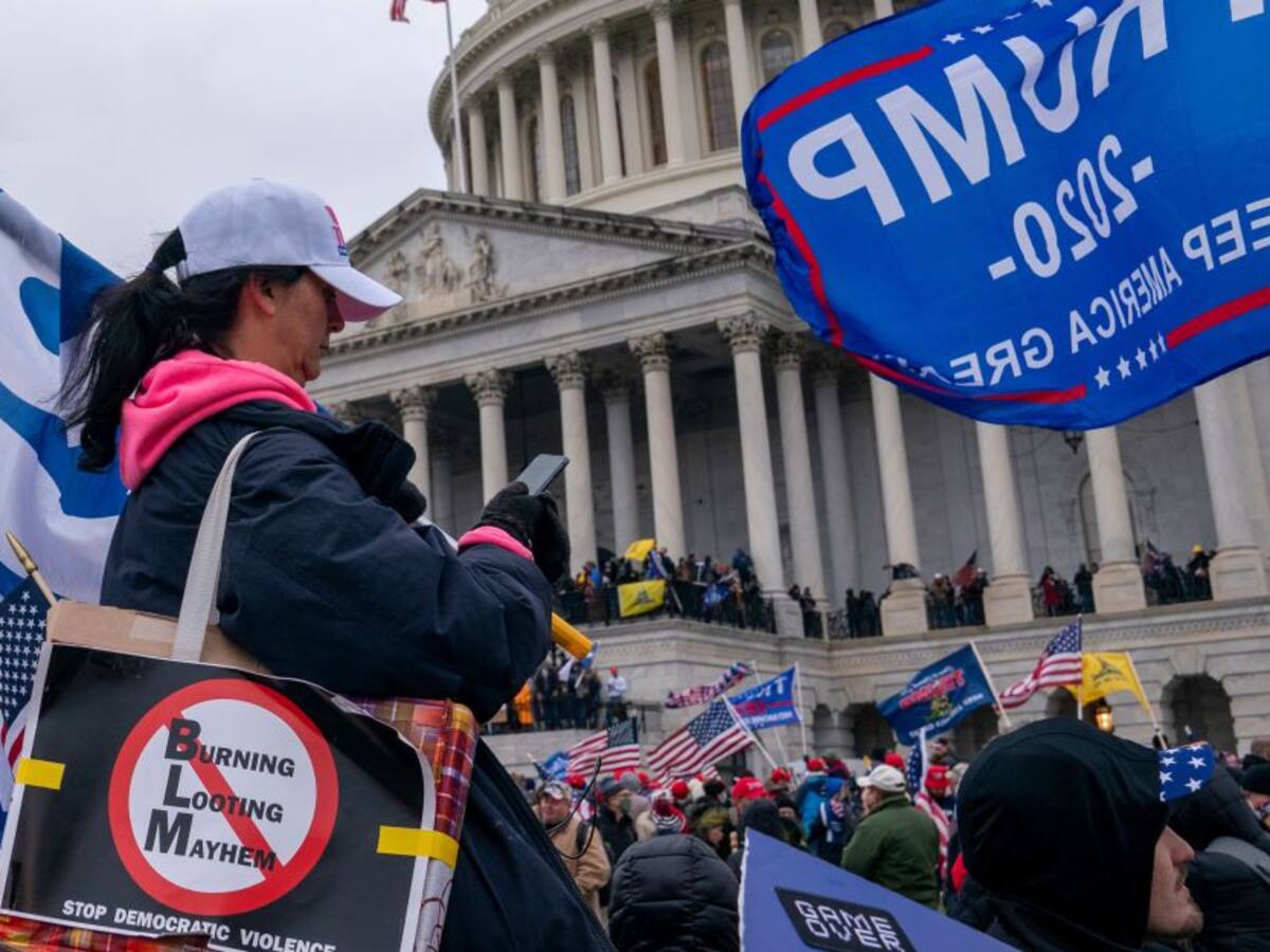 Trump acusado de "histórica traición" en documento de impeachment