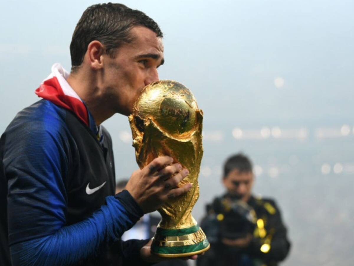 Griezmann ofreció la rueda de prensa del título con la bandera de Uruguay