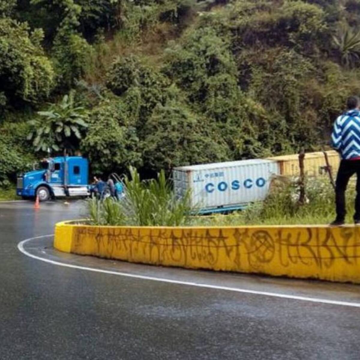 Paso restringido entre la vía Calarcá-Cajamarca