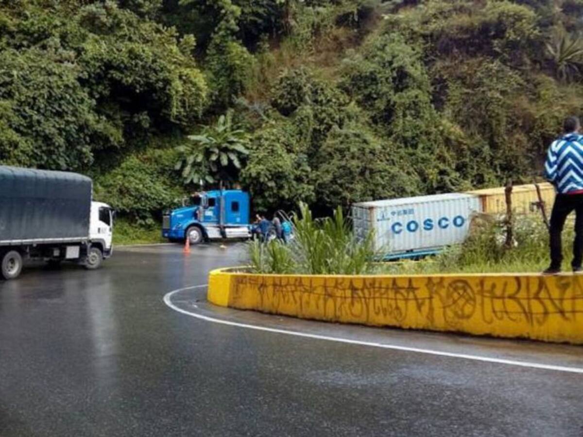 Paso restringido entre la vía Calarcá-Cajamarca